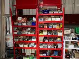 une étagère rouge remplie d'une multitude d'objets dans un garage