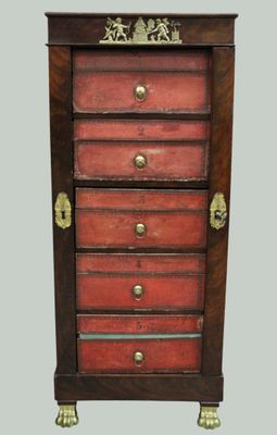 une commode ancienne en bois avec des poignées en laiton
