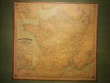 une carte de la France accrochée au mur d'une pièce