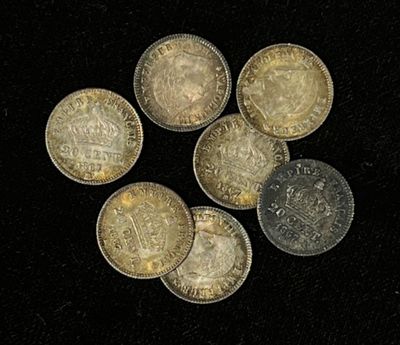 un ensemble de cinq pièces d'argent et d'or sur un fond noir