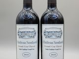 deux bouteilles de vin rouge posées l'une à côté de l'autre sur une table