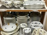 beaucoup d'assiettes et de bols sur une étagère