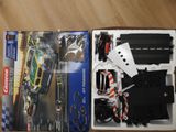 une boîte contenant un circuit de train miniature, posée sur une table