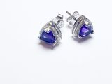 gros plan d'une paire de boucles d'oreilles sur une surface blanche