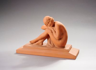 statue d'une femme assise sur une estrade en bois, les mains posées sur les genoux