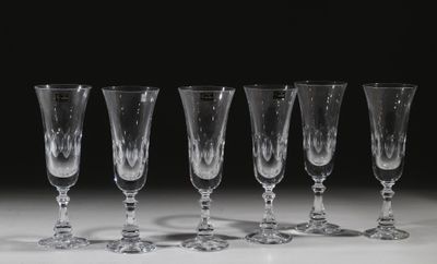 six verres à vin vides alignés sur une table