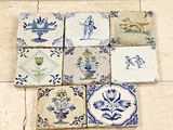 neuf carreaux au sol, chacun avec un motif différent