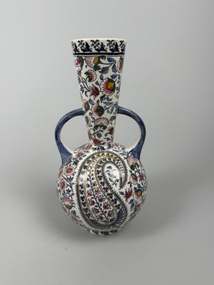 un vase posé sur une table