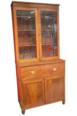 image d'un vaisselier en bois avec des portes en verre
