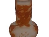 un vase en verre orné d'un motif marron et blanc