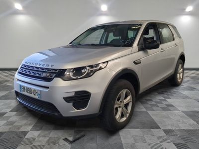 La Land Rover argentée est garée dans une pièce au sol carrelé en damier.