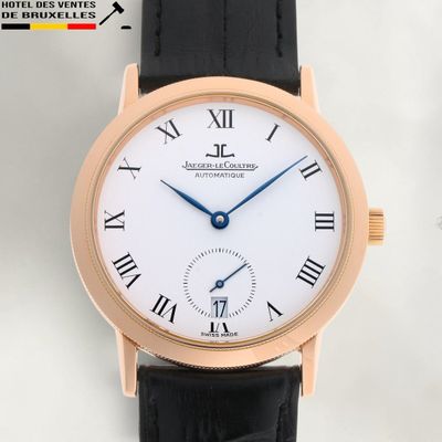une image d'un gros plan d'une montre-bracelet avec des chiffres romains