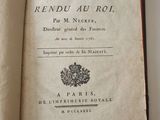 un livre ouvert posé sur une table blanche à côté d'une tasse de café