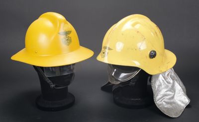 deux casques de chantier jaunes sont posés l'un sur l'autre