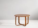 une table ronde avec un piètement et un plateau en bois