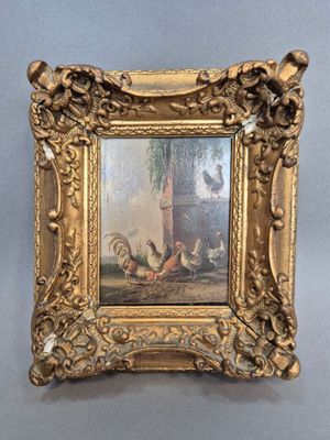 un vieux cadre contenant un tableau représentant des poules et un arbre