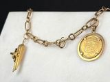 bracelet plaqué or avec une pièce et une clé suspendues à une chaîne