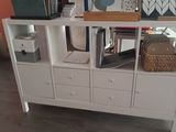 une armoire blanche avec des tiroirs, sur laquelle est posé un ordinateur portable