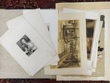 plusieurs vieilles photos représentant un homme et une femme assis sur un tapis