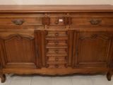une grande armoire en bois à deux portes et un tiroir