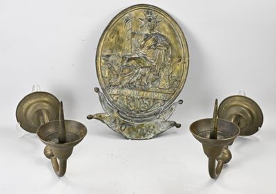 deux bougies posées à côté d'une plaque