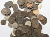 une pile de vieilles pièces de monnaie sur une surface blanche