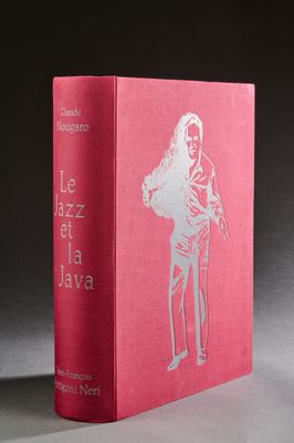 un livre rouge posé sur une table, devant un fond noir