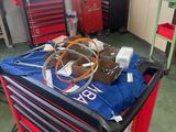 un chariot à outils rouge contenant des outils, dans un garage