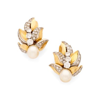 une paire de boucles d'oreilles à clip ornées de diamants et de perles