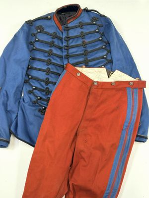 un uniforme bleu et rouge, avec un pantalon rouge et une veste bleue