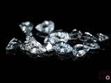 de très jolis diamants sur une surface noire avec un fond noir