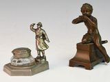 deux figurines représentant un garçon et une fille, posées sur un socle
