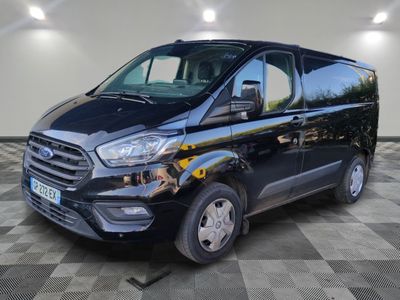 une camionnette noire garée dans un garage au sol carrelé