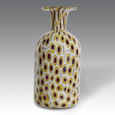 vase jaune et blanc orné d'un motif noir et rouge