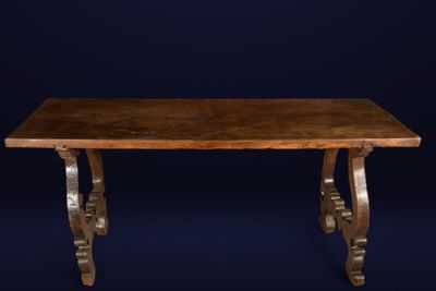 une table en bois avec des pieds en métal sur un fond sombre