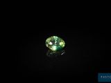 gros plan d'un diamant vert sur une surface noire
