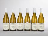 six bouteilles de vin sont alignées sur une table
