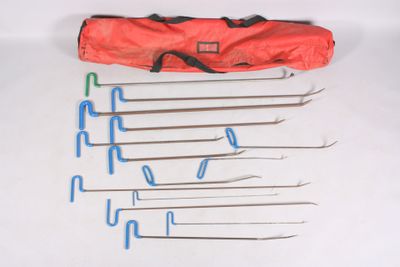 tout un tas d'outils posés sur une table