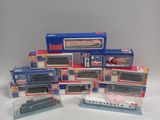 de nombreux circuits de trains miniatures exposés sur la table