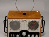 une radio posée sur une table