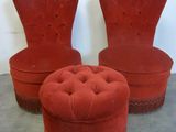 une paire de fauteuils et de poufs en velours rouge, ornés de franges