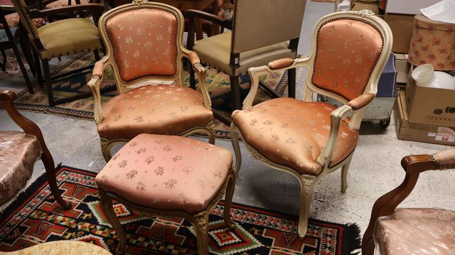 Paire de fauteuils cabriolets de style Louis XV avec son tabouret...