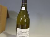 une bouteille de vin posée sur une table à côté d'une boîte
