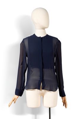 un gros plan sur le torse d'un mannequin vêtu d'une chemise