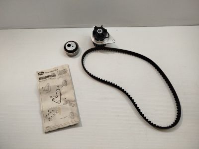 une ceinture noire et un petit objet posés sur une table blanche