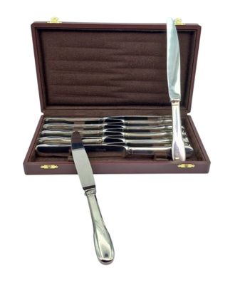 un service d'argenterie dans un coffret en bois, comprenant un couteau et un porte-couteau