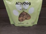 un gros plan sur un sachet de friandises pour chien posé sur une table