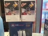 deux boîtes de cafetières posées sur une table