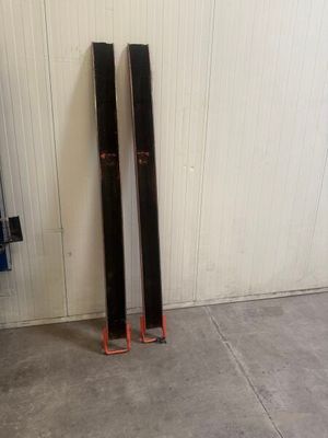 pair of skis leaning up against a wall in a garage