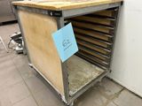 un plan de travail en bois sur lequel est posée une pancarte, dans une cuisine